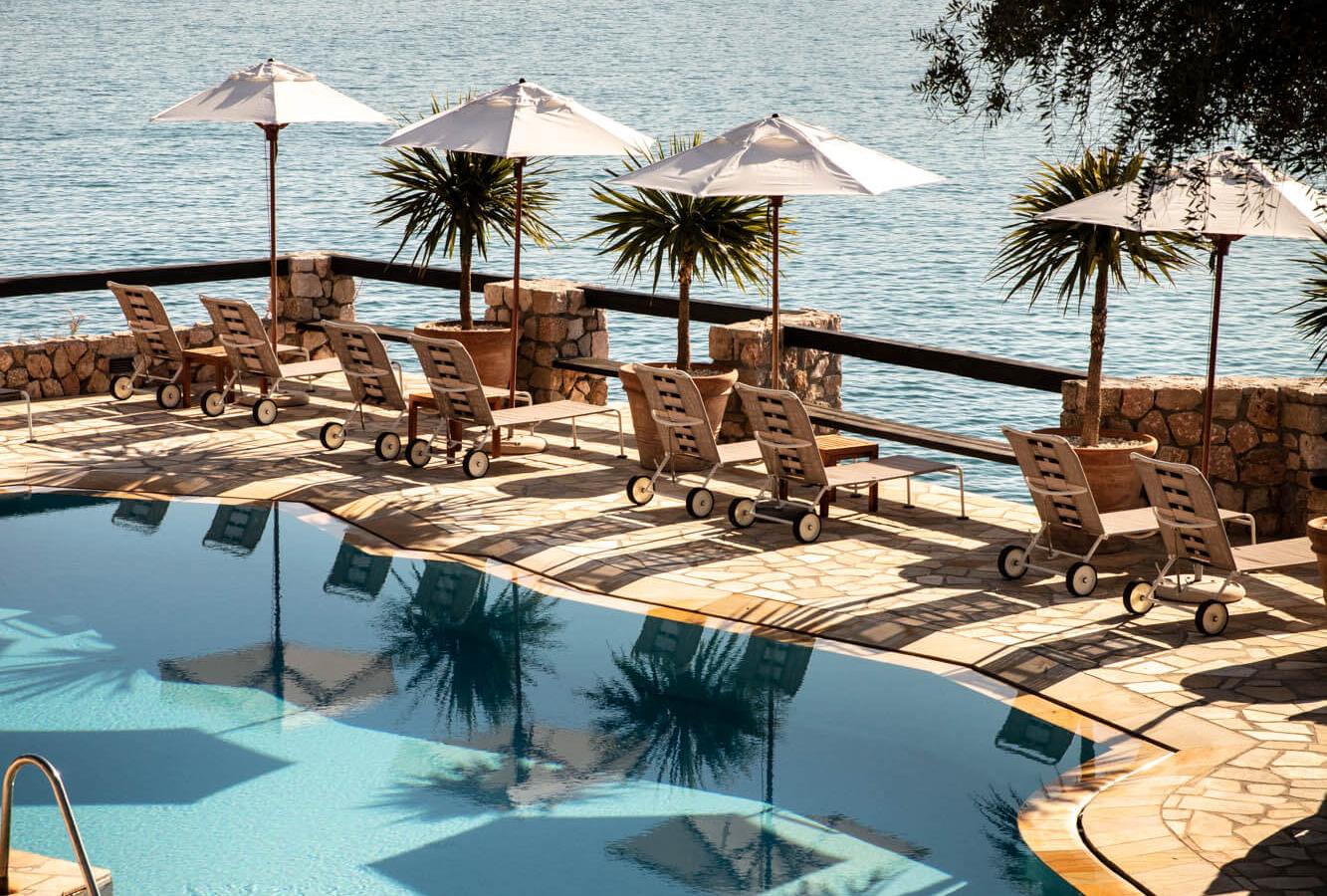 Hotel Il Pellicano — the poolside terrace and swimming pool suspended above the Tyrrhenian Sea